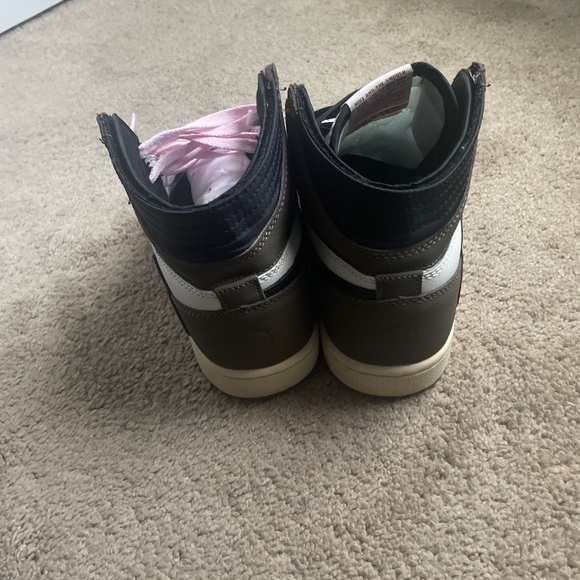 Comes with all laces but not original box slightly worn with one or two scuffs. - Picture 4 of 10